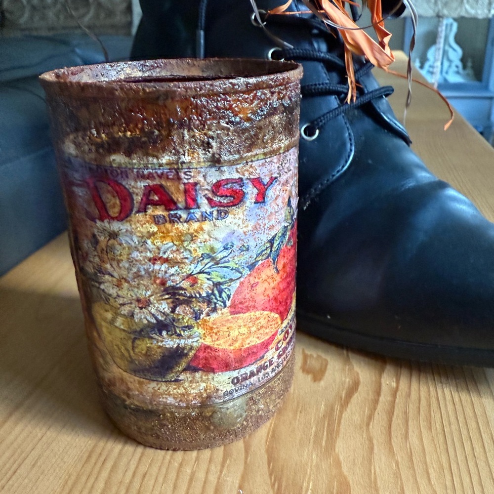 Brand NWT Handmade Grungy Primitive Daisy Brand Floral Design Small Candle Tin